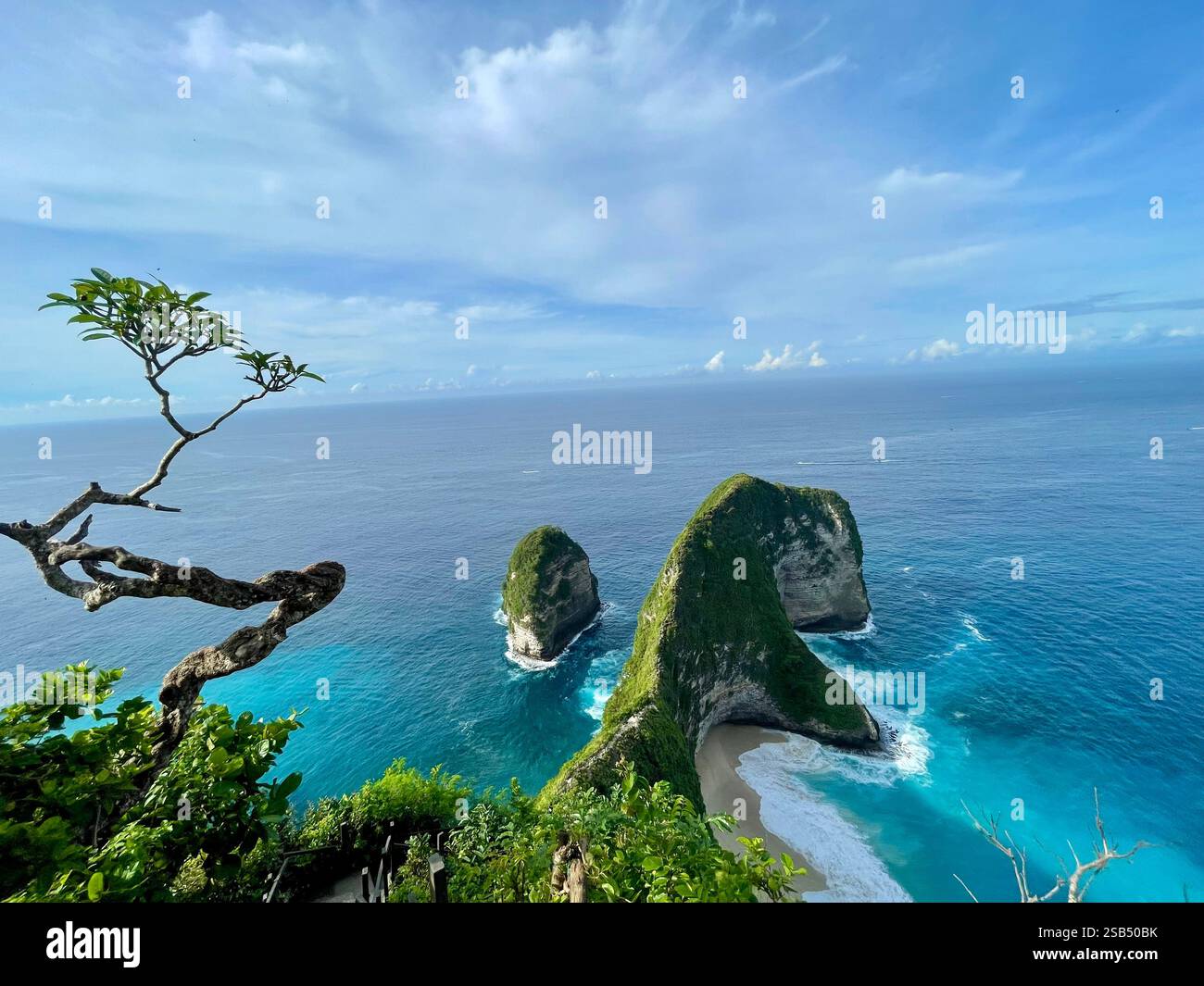Kelingking Beach de Nusa Penida, Bali Indonésie - Image de stock capturée avec un smartphone