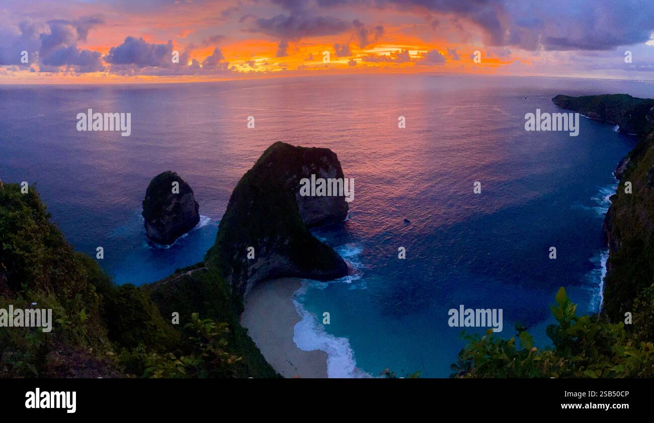 Kelingking Beach de Nusa Penida, Bali Indonésie - Image de stock capturée avec un smartphone