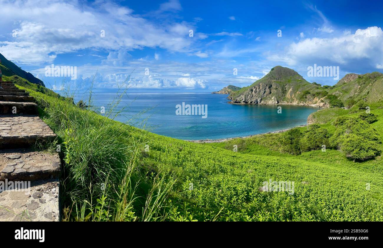 Lors de mon voyage en Indonésie, j’ai fait un détour au large de l’île de Flores pour explorer la vue imprenable sur l’île de Padar, le parc national de Komodo. - Image de stock capturée avec un smartphone