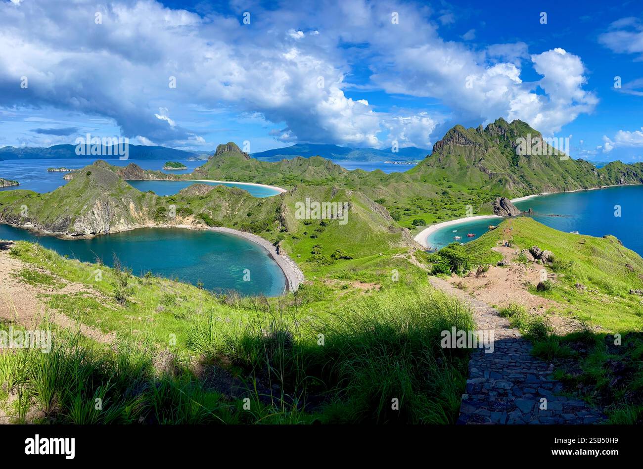 Lors de mon voyage en Indonésie, j’ai fait un détour au large de l’île de Flores pour explorer la vue imprenable sur l’île de Padar, le parc national de Komodo. - Image de stock capturée avec un smartphone