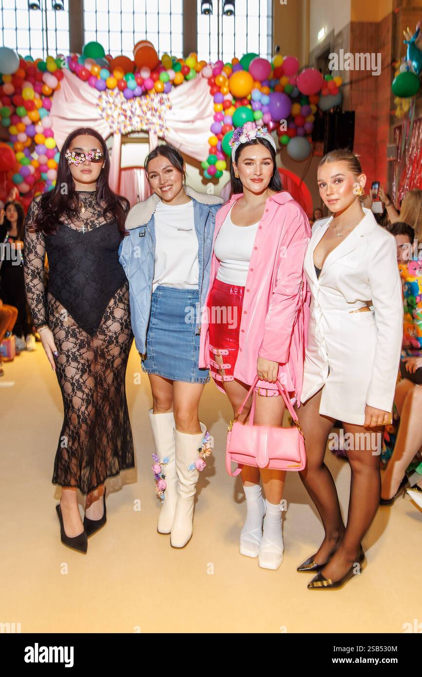Berlin Fashion week - Marina Hoermanseder Alex Mariah Peter, Anna-Maria Damm, Katharina Damm und Lara Spengler BEI der Marina Hoermanseder Fashion Show im Rahmen der Berlin Fashion week im Oderberger Hotel AM 31.01.2025 in Berlin *** Berlin Fashion week Marina Hoermanseder Alex Mariah Peter, Anna Maria Damm, Katharina Damm et Lara Spengler au Marina Hoermanseder Fashion Show in the Marina Hoermanseder Berlin Fashion week in the Oxberger Hotel 31 in Berlin Fashberger week in Berlin : Copyright of the Oxberger week in Berlin Fashberger week in Berlin Fashberger week in Berlin 2025 Banque D'Images