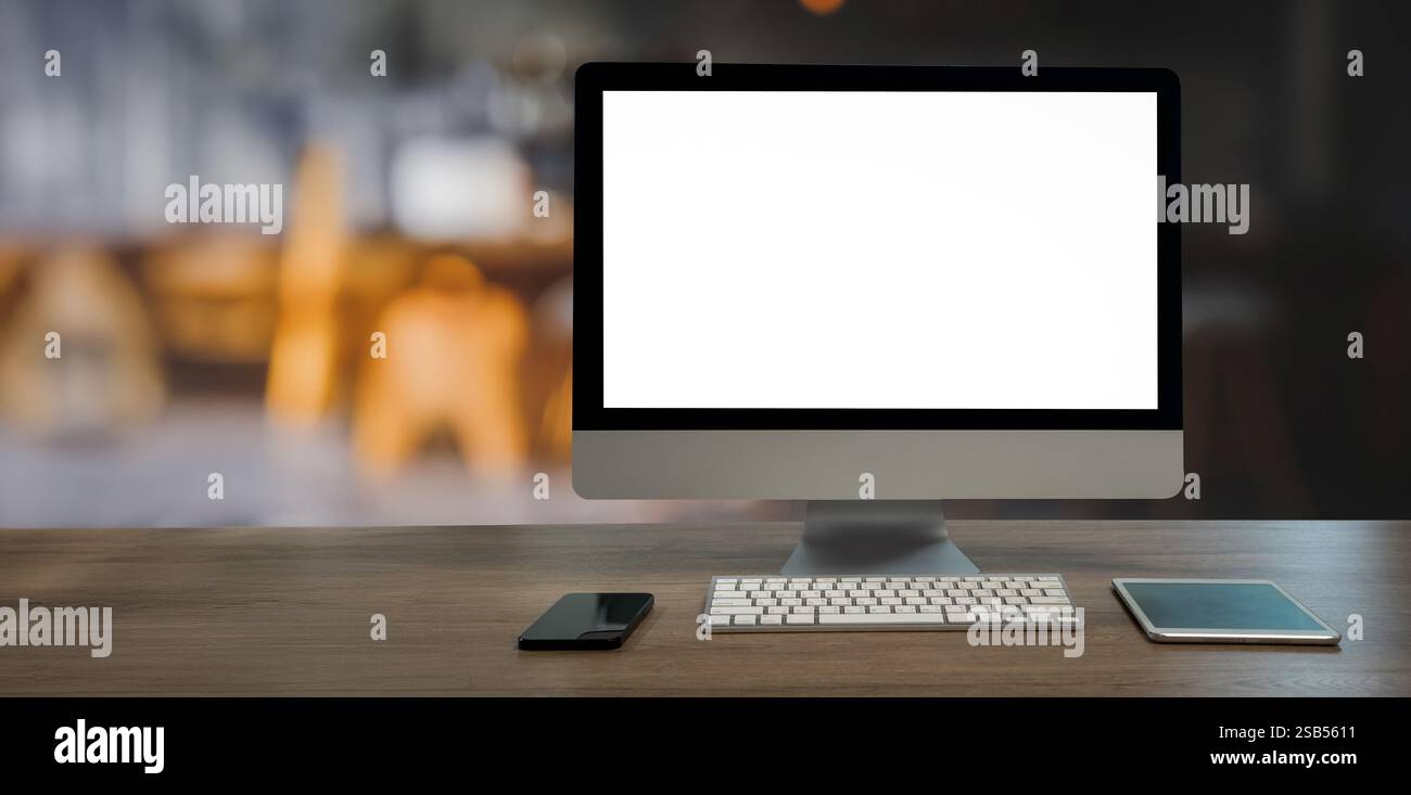 Un moniteur d'ordinateur repose sur un ordinateur de bureau à écran blanc dans une pièce minimale avec un espace de copie Banque D'Images