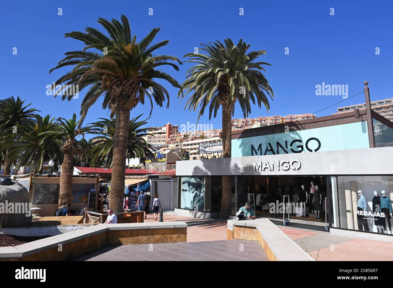 Magasin de mode Mango à Jandia auf Fuerteventura, Kanarische Inseln, Espagne. Mangue bzw. Die Punto Fa, S.L. ist ein multinationaler Modekonzern mit Stammsitz nördlich von Barcelona, der sich dem Design, der Herstellung und dem Verkauf von Damen- bzw. Herrenmode und Accessoires widmet. IM Jahr 2020 setzte Mango rund 1,8 Milliarden Euro um. Mango ist nach Inditex - sprich Zara, der zweitgrösste spanische Modekonzern und steuert von der Firmenzentrale in Barcelona aus ein weltweites Netz eigener und als franchise betriebener Einzelhandelsgeschäfte *** Mango Fashion Store in Jandia on Fuerteventura Banque D'Images