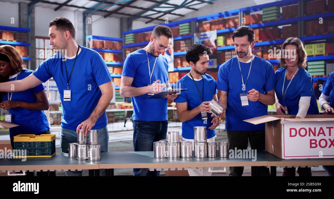 Boîtes de paquets de groupe diversifiés à la banque alimentaire à but non lucratif, à la communauté d'aide Banque D'Images