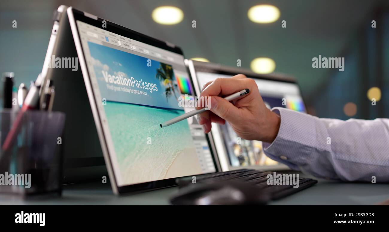 Concepteur masculin travaillant sur l'ordinateur dans Office Banque D'Images