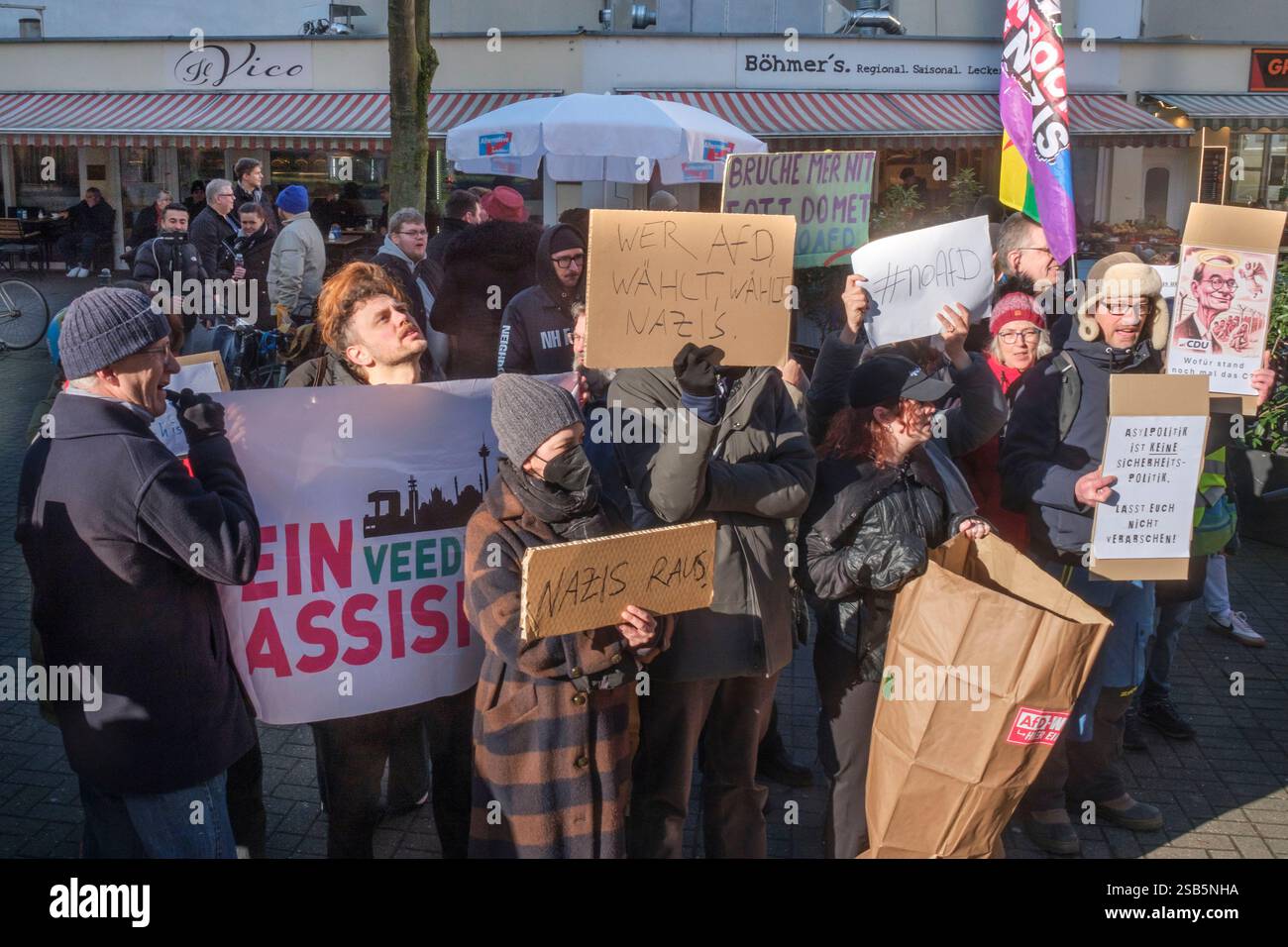Manifestation contre l'AFD et la CDU devant un scrutin de l'AFD à Cologne-Nippes Banque D'Images Manifestation contre l'AFD et la CDU devant un scrutin de l'AFD à Cologne-Nippes Banque D'Images