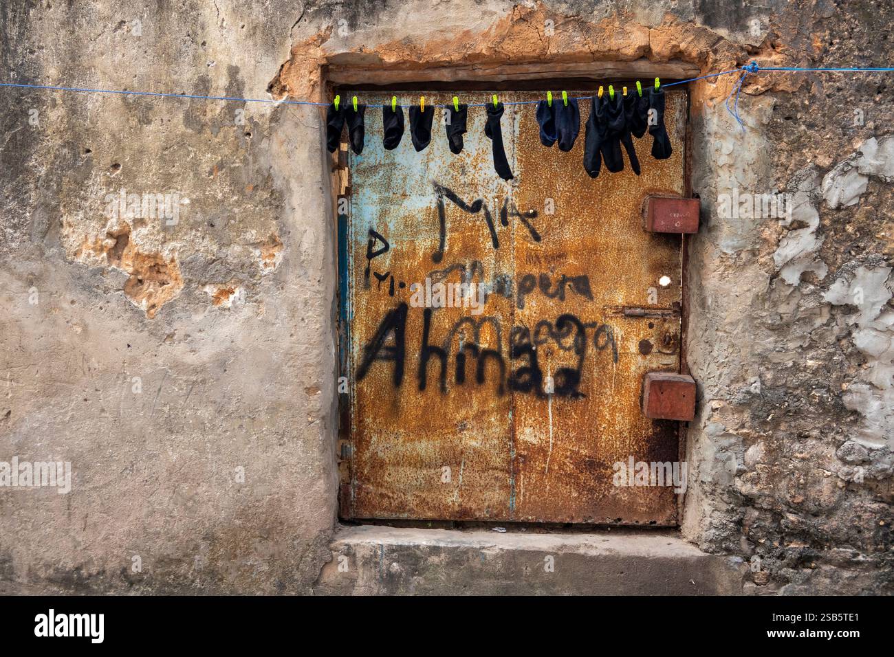 Afrique Tanzanie, Zanzibar, Stonetown, vieille ville, marché Darajani, graffiti recouvert d'une vieille porte rouillée Banque D'Images