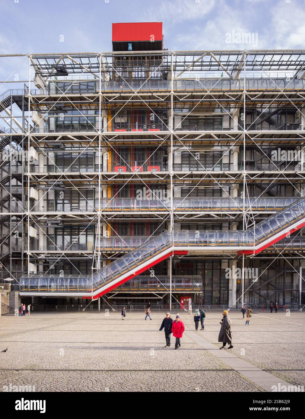 Centre Pompidou Paris, architecture conçue par Renzo Piano et Richard Rogers public plaza Banque D'Images