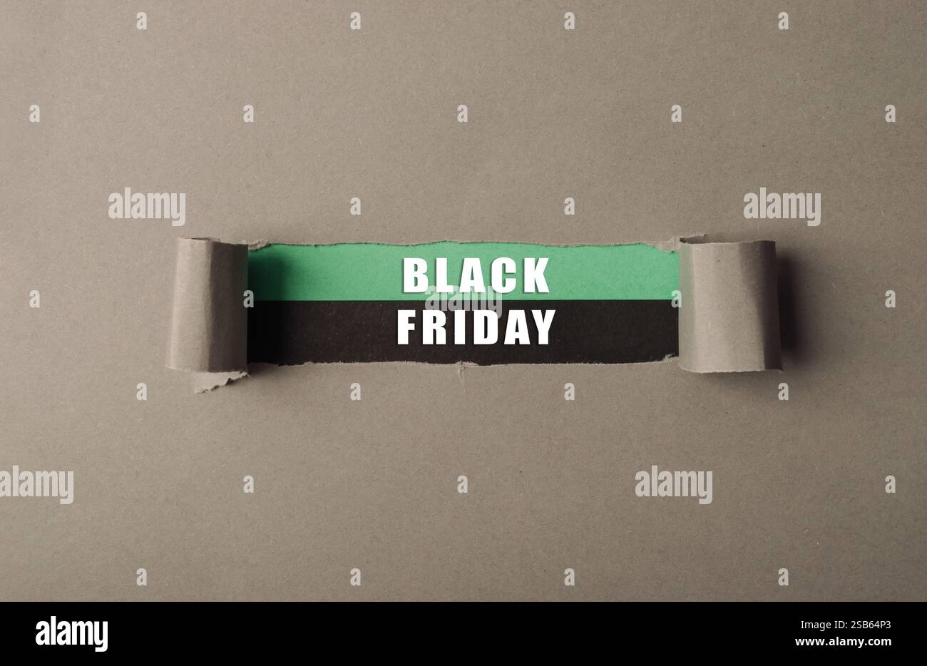 Morceau de papier déchiré avec les mots Black Friday écrits dessus. Le papier est déchiré en deux, avec les mots sur le côté gauche et le mot friday sur le R. Banque D'Images