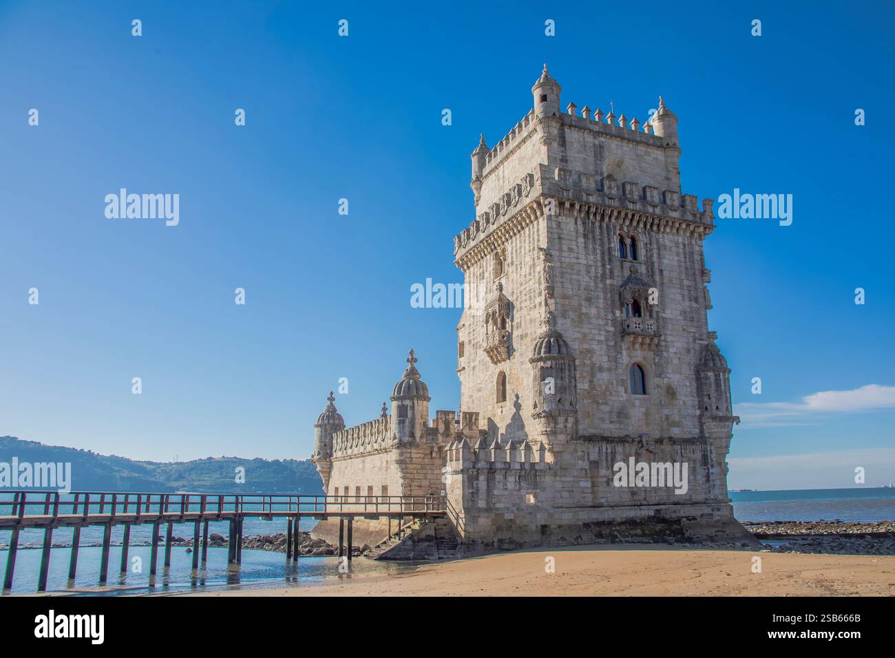 La vue extérieure de la tour de Belém, une forteresse du XVIe siècle à Lisbonne, Portugal. Construit comme un système de défense sur le fleuve Tage. Banque D'Images