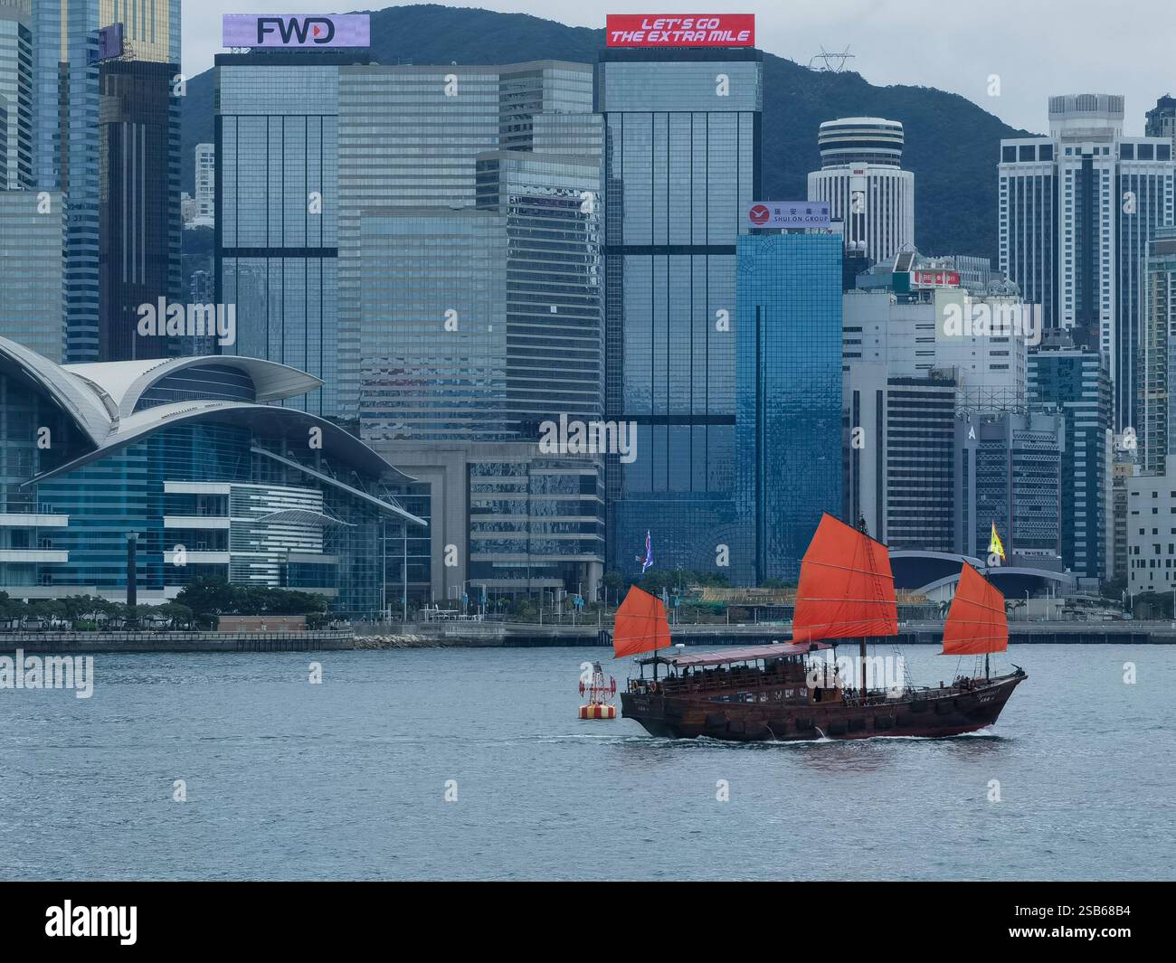 Hong Kong, Chine - 01 février 2025 : Une jonque chinoise traditionnelle passe devant la promenade Tsim Sha Tsui pendant les vacances du nouvel an chinois. À Banque D'Images