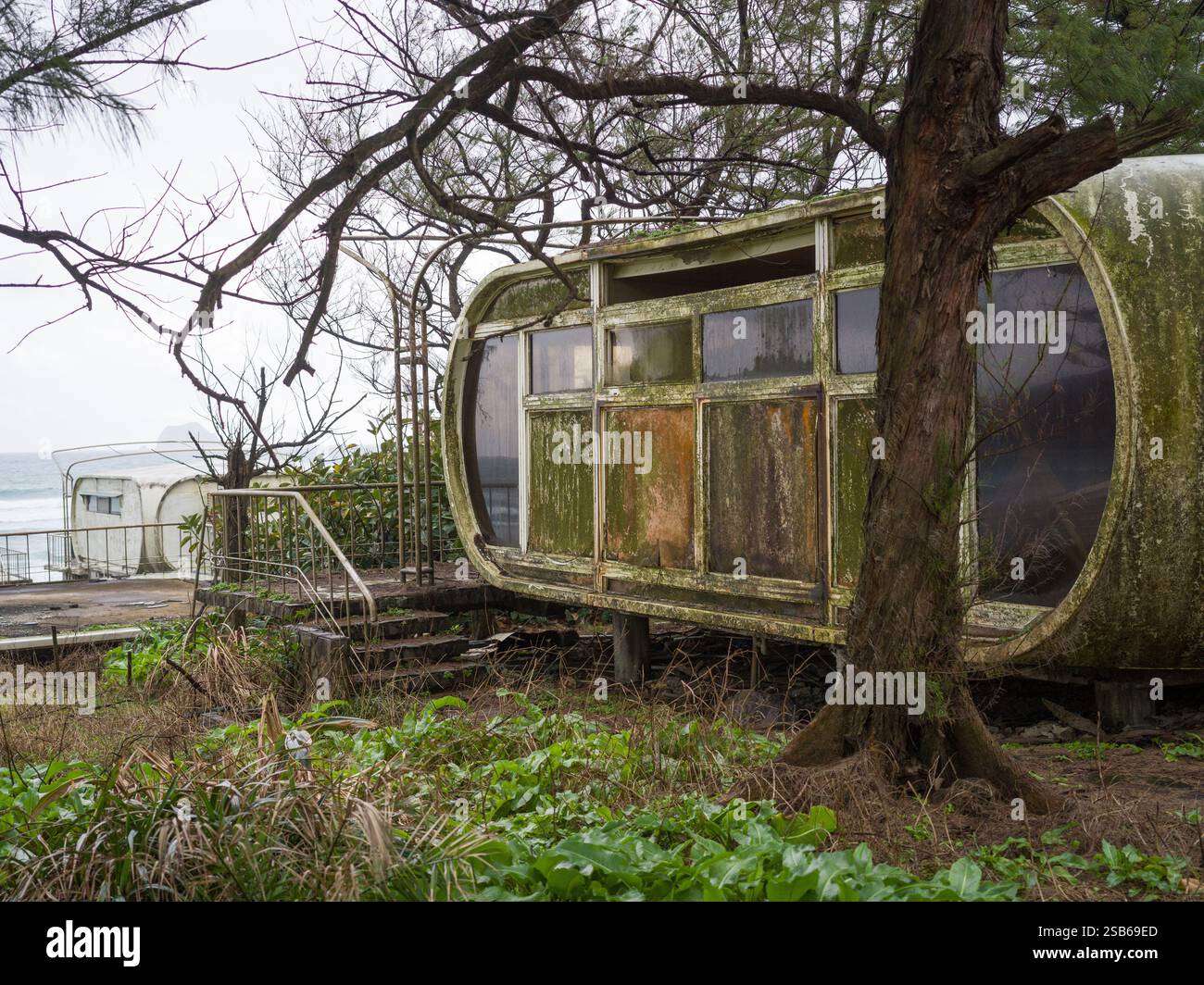 Wanli UFO Village (萬里飛碟屋) répliques de l'architecte finlandais Matti Suuronen Futuro House sur la côte de Taiwan Banque D'Images