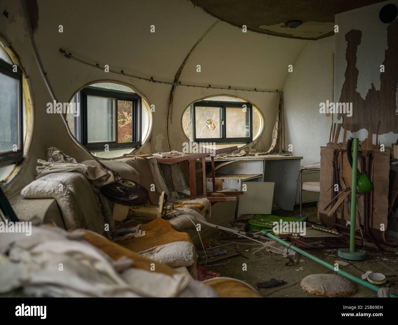 Wanli UFO Village (萬里飛碟屋) répliques de l'architecte finlandais Matti Suuronen Futuro House sur la côte de Taiwan Banque D'Images