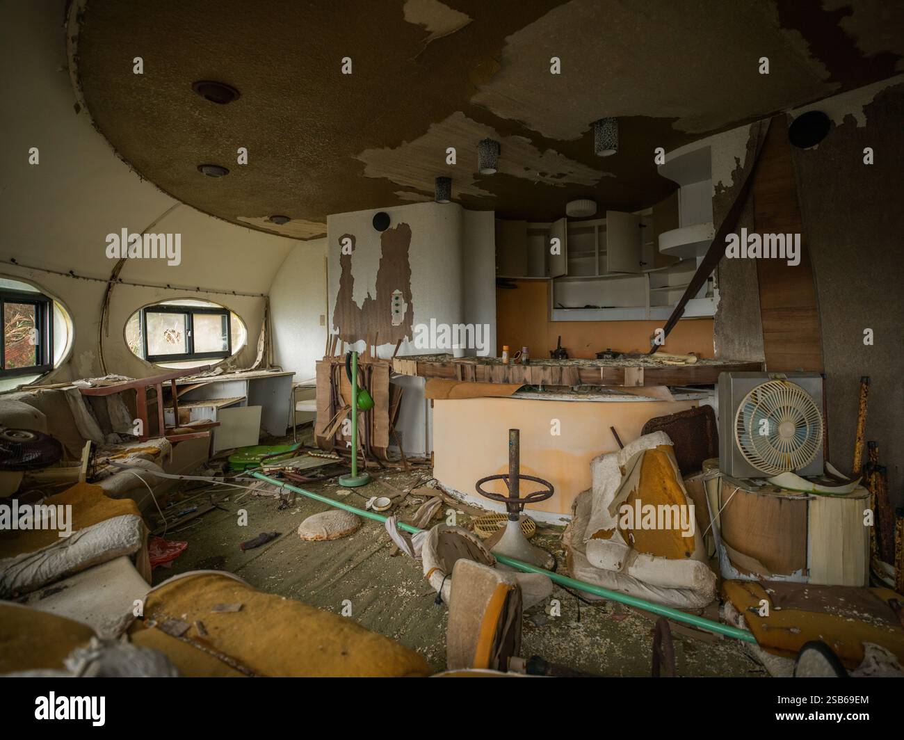 Wanli UFO Village (萬里飛碟屋) répliques de l'architecte finlandais Matti Suuronen Futuro House sur la côte de Taiwan Banque D'Images