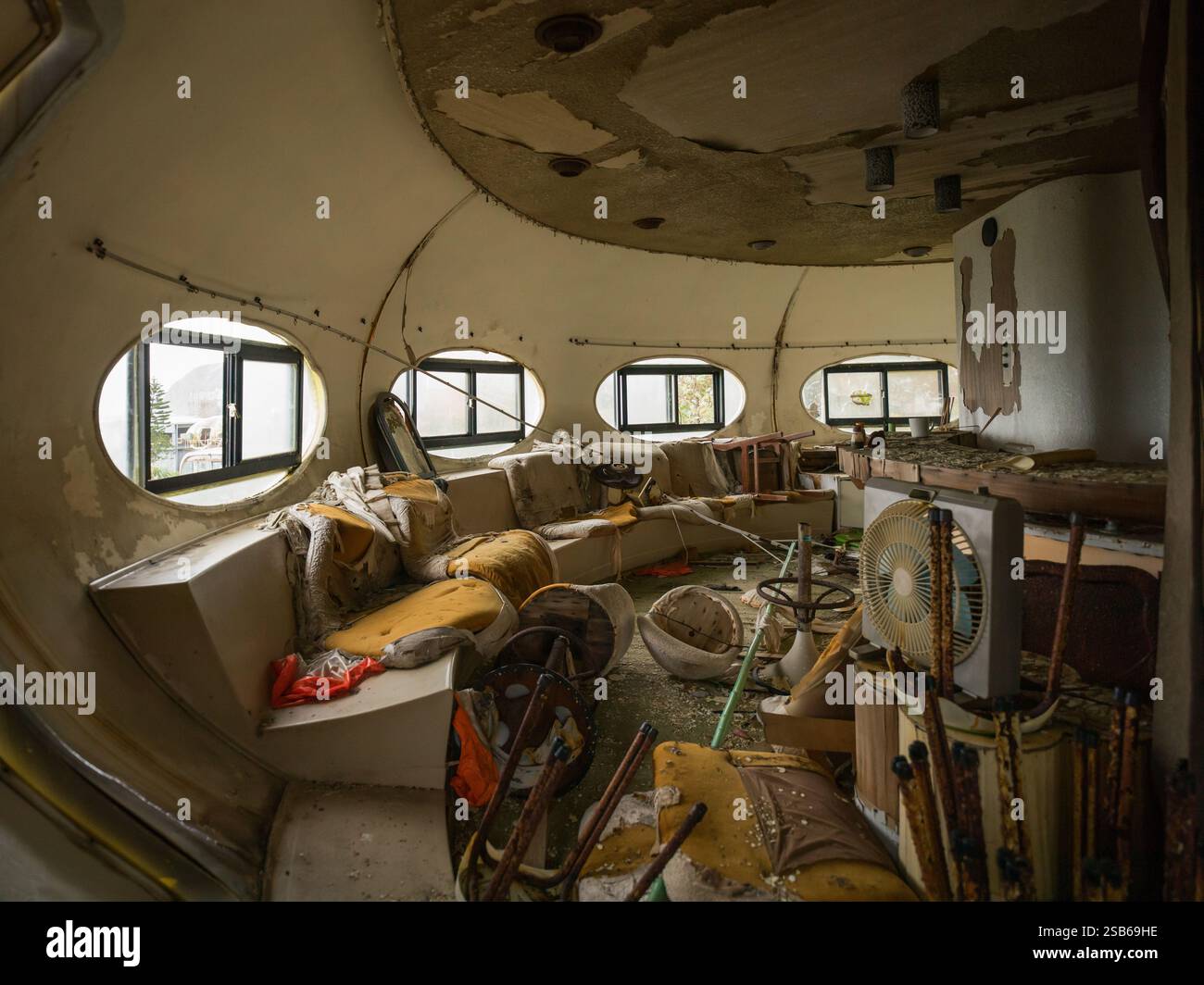 Wanli UFO Village (萬里飛碟屋) répliques de l'architecte finlandais Matti Suuronen Futuro House sur la côte de Taiwan Banque D'Images