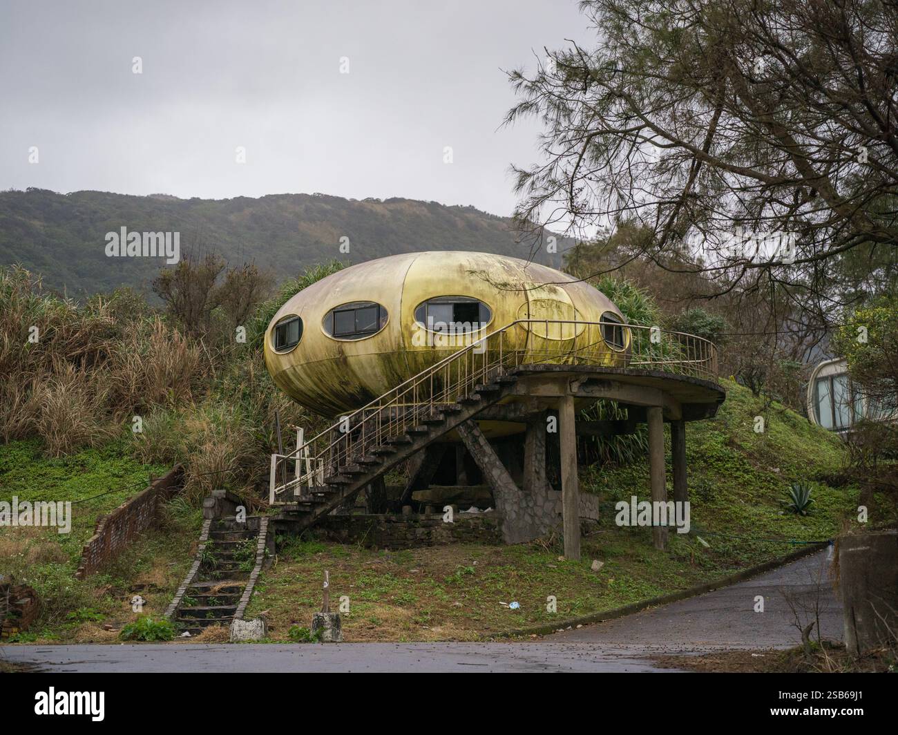 Wanli UFO Village (萬里飛碟屋) répliques de l'architecte finlandais Matti Suuronen Futuro House sur la côte de Taiwan Banque D'Images