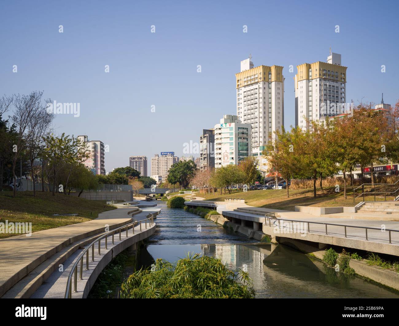 Le front de mer du canal Taichung Liuchuan (canal vert) était auparavant connu sous le nom de rivière Xinsheng. Restauration de la rivière, aménagement paysager et conception par Aecom Banque D'Images