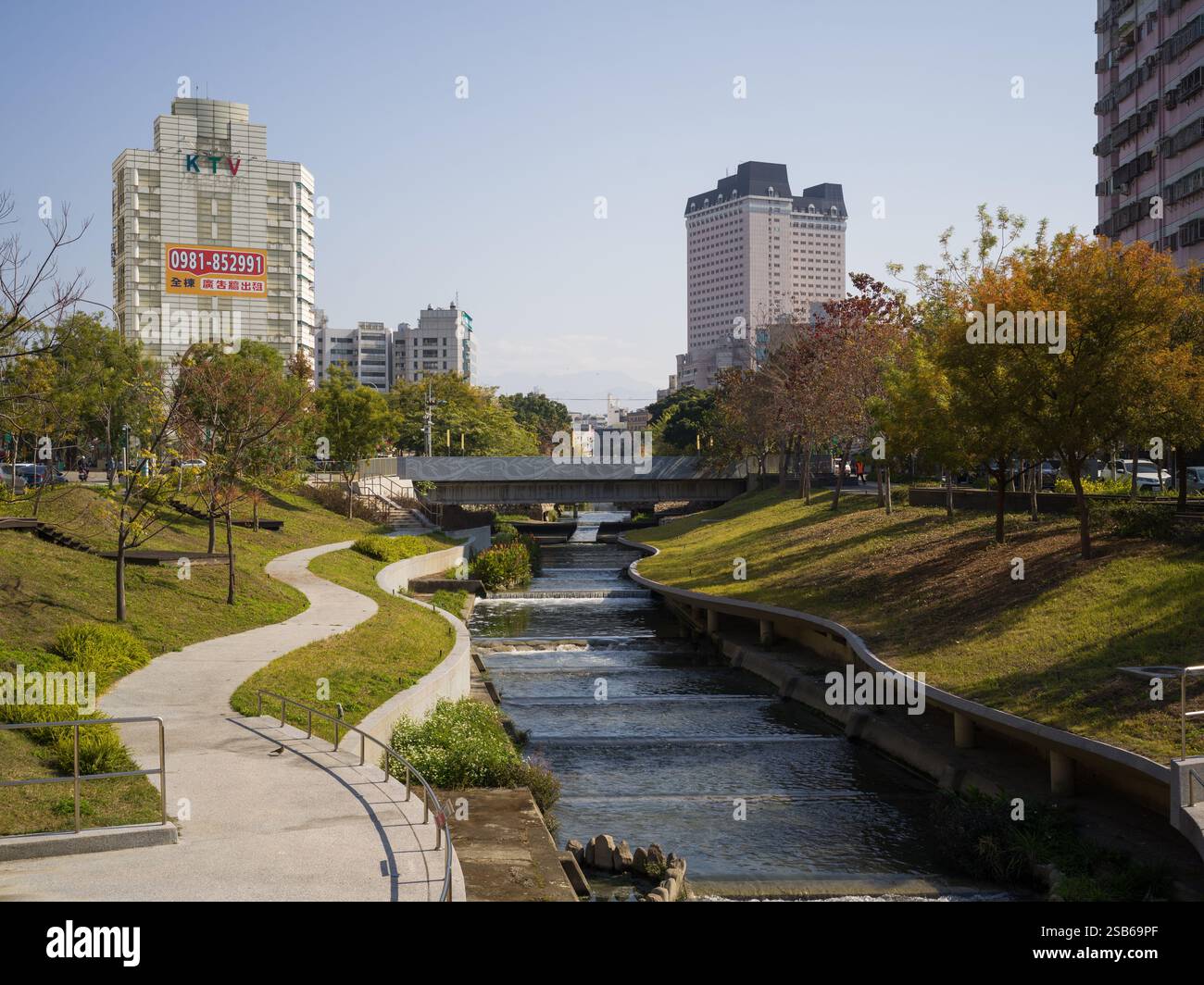 Le front de mer du canal Taichung Liuchuan (canal vert) était auparavant connu sous le nom de rivière Xinsheng. Restauration de la rivière, aménagement paysager et conception par Aecom Banque D'Images