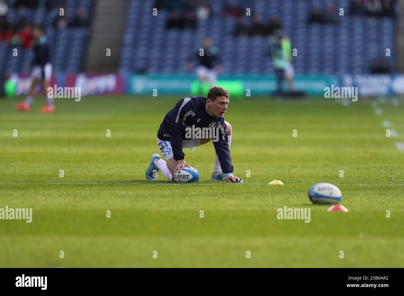 L’Italien Paulo Garbisi pratique ses coups de pied lors de l’échauffement pour le match des 6 Nations Écosse - Italie à Murrayfield. Écosse v Italie à Murrayfield, Édimbourg. Crédit : Thomas Gorman/Alamy Live News Banque D'Images
