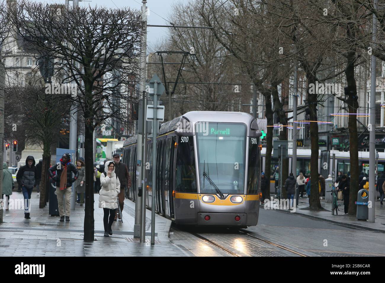 Dublin, Irlande - 28 janvier 2025 - un Luas s'arrête sur O'Connell Street pendant un après-midi pluvieux dans la ville de Dublin Banque D'Images