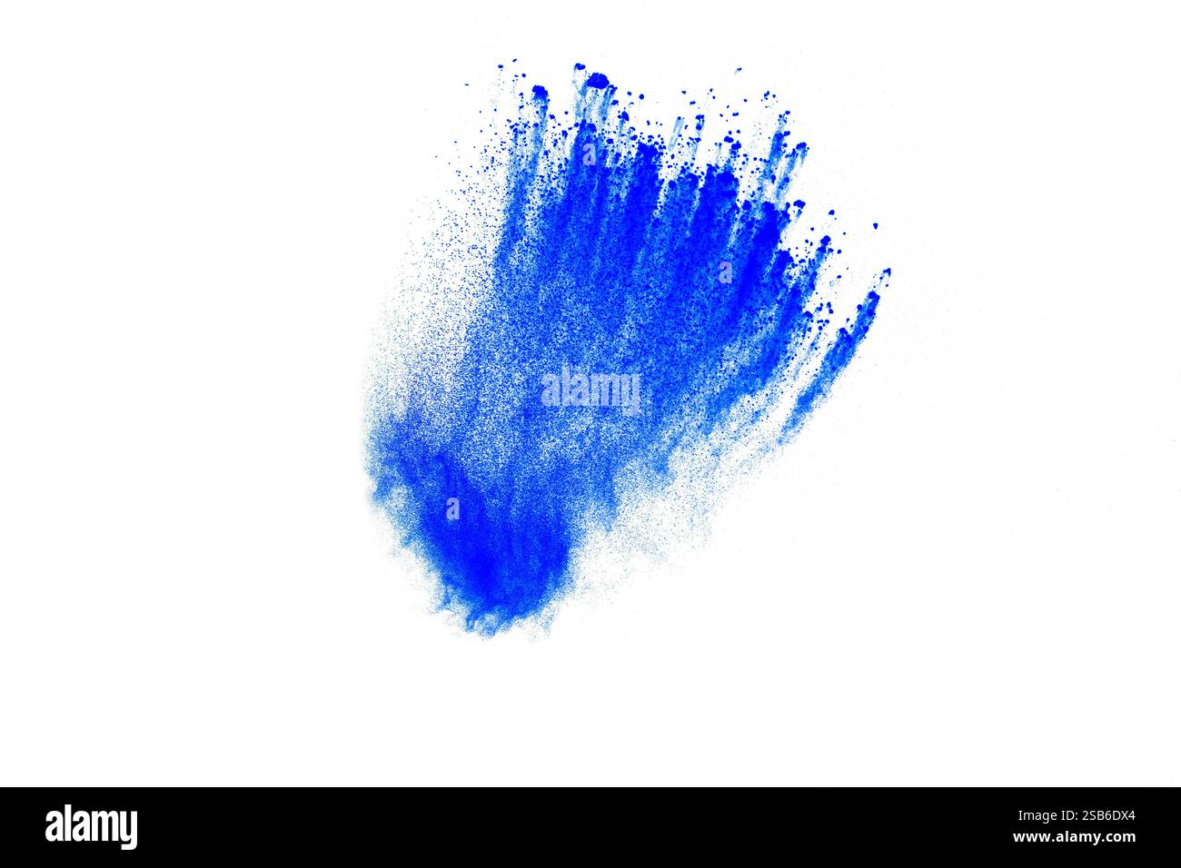 Explosion bleue de peinture bleue poudreuse. La peinture bleue est dispersée dans l'air, créant une sensation de mouvement et d'énergie. Banque D'Images
