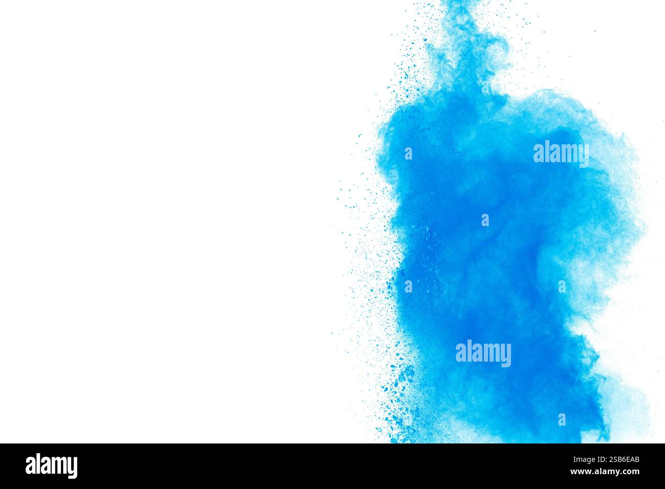 Explosion bleue de peinture bleue poudreuse. La peinture bleue est dispersée dans l'air, créant une sensation de mouvement et d'énergie. Banque D'Images