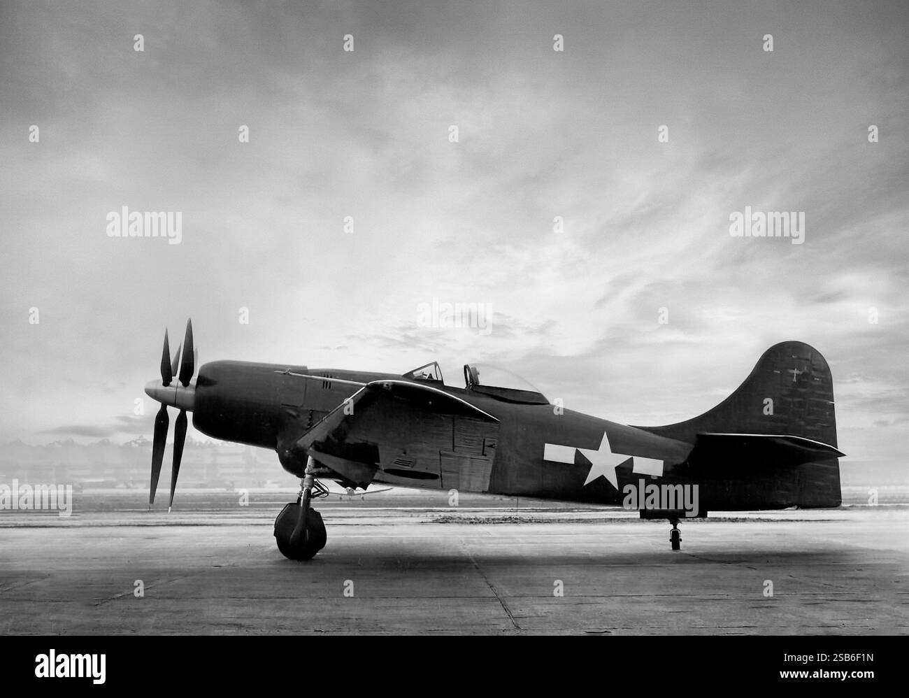 Le Boeing XF8B (modèle 400) était un avion monomoteur développé pendant la seconde Guerre mondiale propulsé par un seul moteur Pratt & Whitney de 3 000 ch (2 200 kW), entraînant deux hélices contrarotatives à trois pales. Il a été conçu pour fournir à la marine des États-Unis un chasseur de bord à long rayon d'action contre les îles japonaises à partir de porte-avions hors de portée des avions japonais basés à terre. Boeing a appelé le XF8B-1 le « chasseur cinq en un » (chasseur, intercepteur, bombardier en piqué, bombardier torpilleur ou bombardier en palier). Pourtant, malgré ses formidables capacités, le XF8B-1 n'est jamais entré Banque D'Images