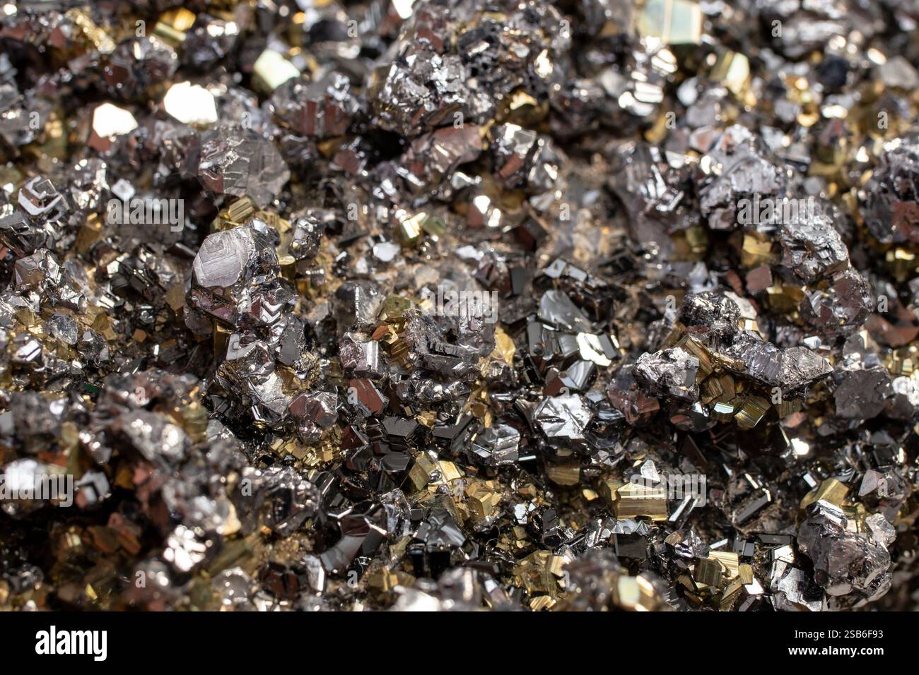 Fleur minérale de pyrite couleur noire et dorée Soft Focus gros plan, structure abstraite Banque D'Images