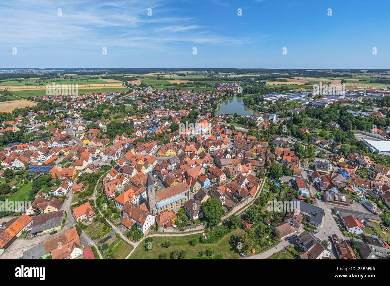 Vue aérienne de la petite ville moyenne-Franconienne de Leutershausen près d'Ansbach sur la partie supérieure de la rivière Altmühl Banque D'Images