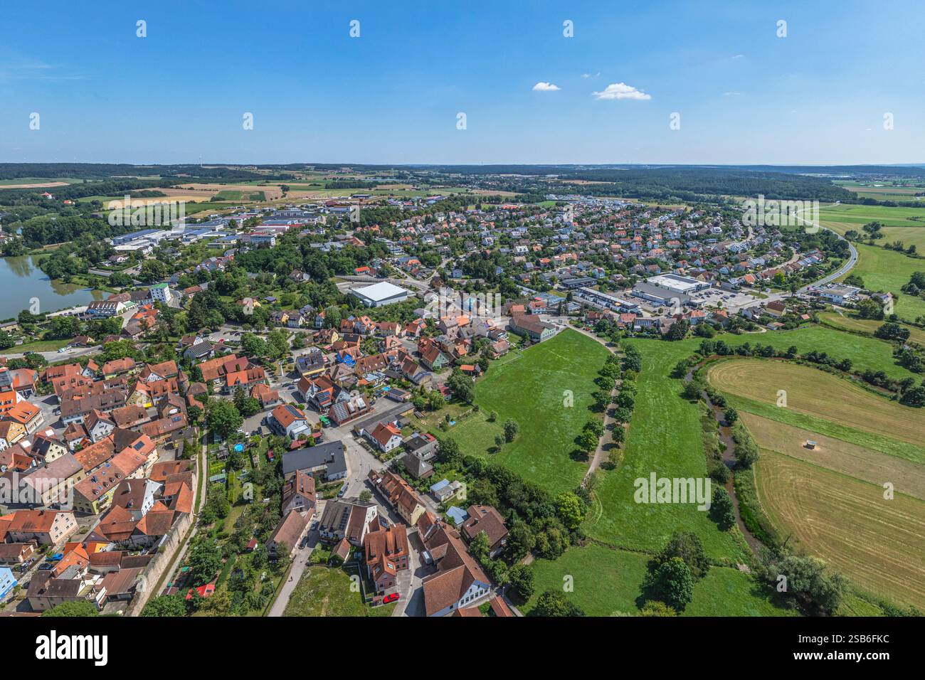 Vue aérienne de la petite ville moyenne-Franconienne de Leutershausen près d'Ansbach sur la partie supérieure de la rivière Altmühl Banque D'Images