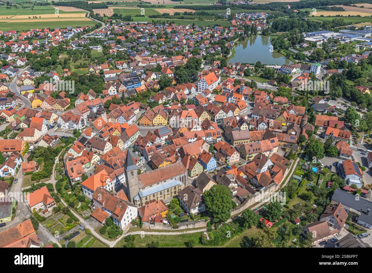 Vue aérienne de la petite ville moyenne-Franconienne de Leutershausen près d'Ansbach sur la partie supérieure de la rivière Altmühl Banque D'Images