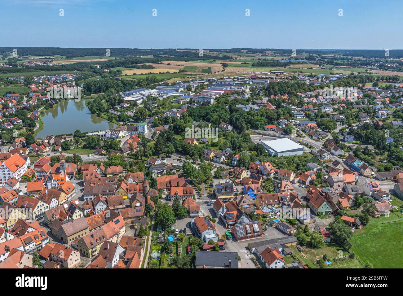 Vue aérienne de la petite ville moyenne-Franconienne de Leutershausen près d'Ansbach sur la partie supérieure de la rivière Altmühl Banque D'Images