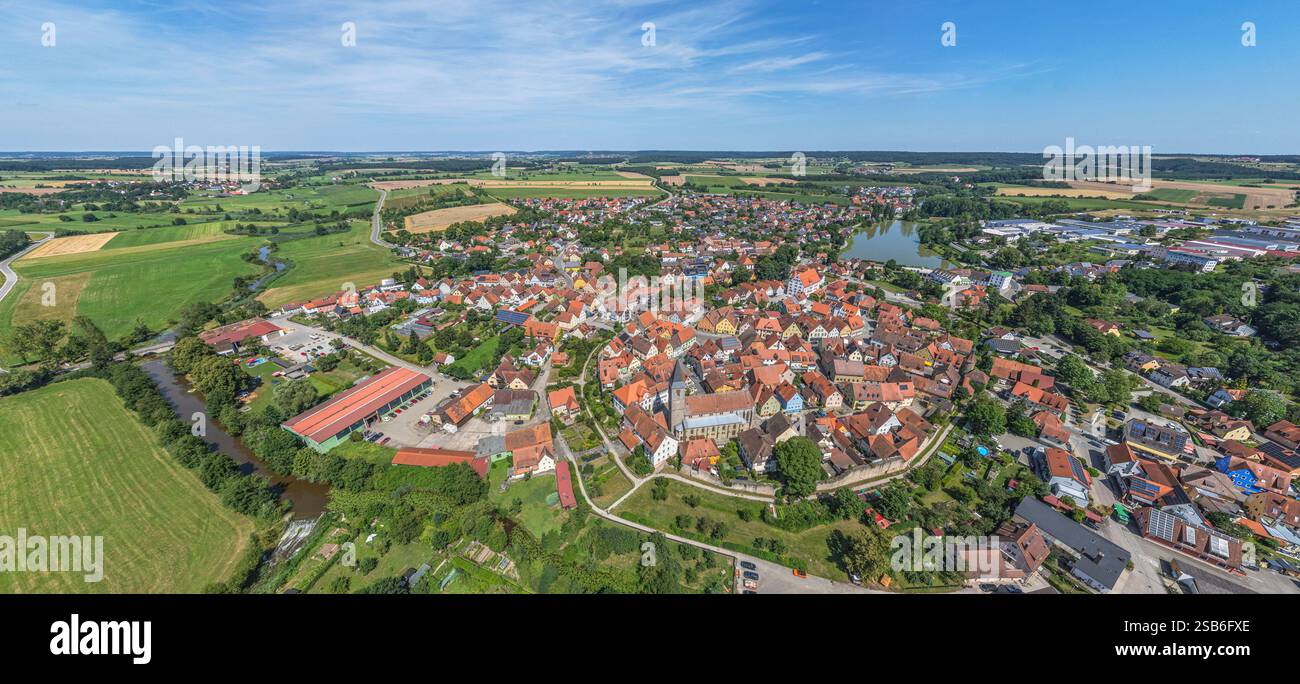 Vue aérienne de la petite ville moyenne-Franconienne de Leutershausen près d'Ansbach sur la partie supérieure de la rivière Altmühl Banque D'Images