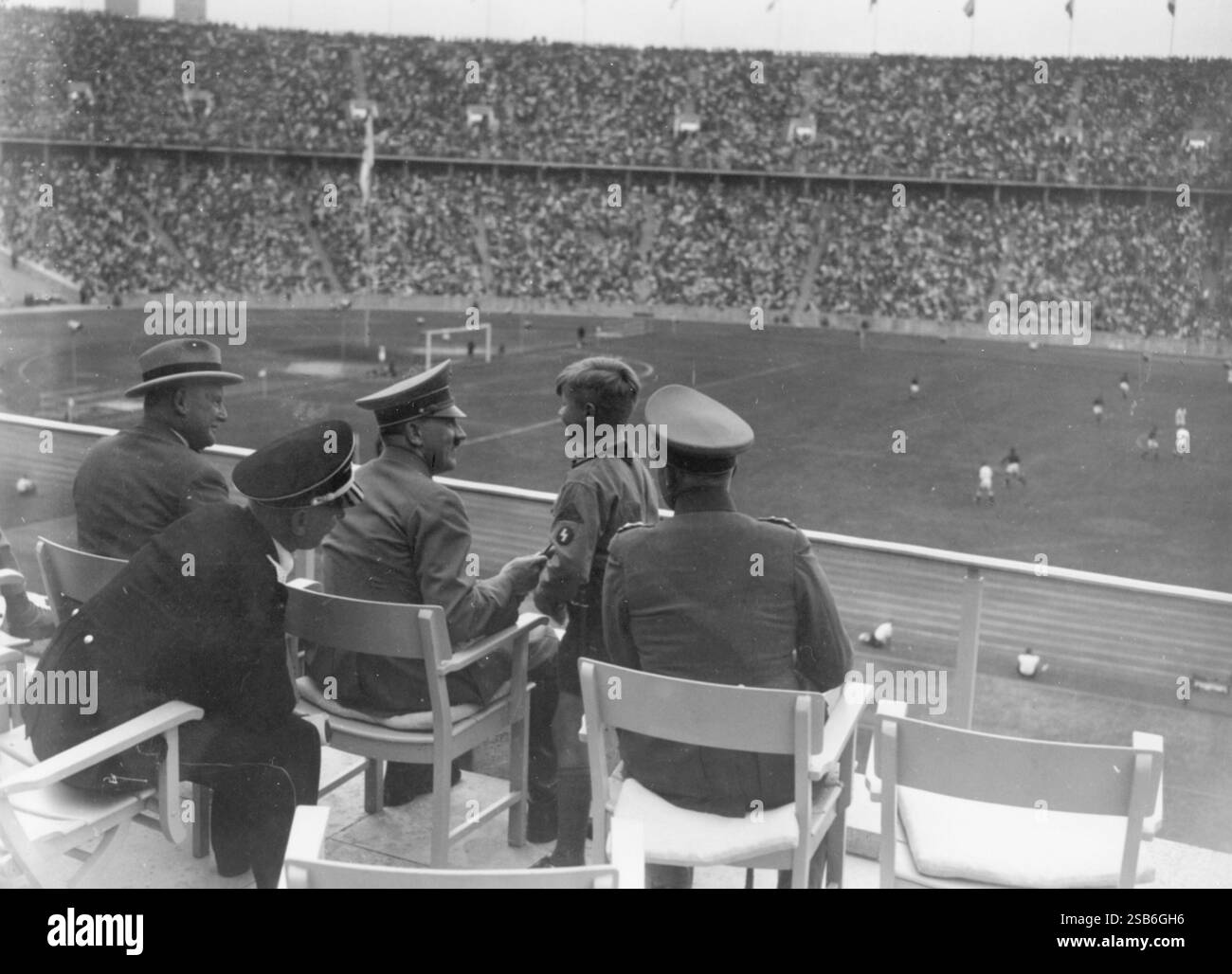 Adolf Hitler dans les tribunes des Jeux olympiques de 1936 à Berlin. Les Jeux olympiques de 1936 à Berlin sous la dictature nazie d'Adolf Hitler étaient plus qu'un événement sportif mondial, ils étaient aussi un spectacle de propagande nazie. Banque D'Images