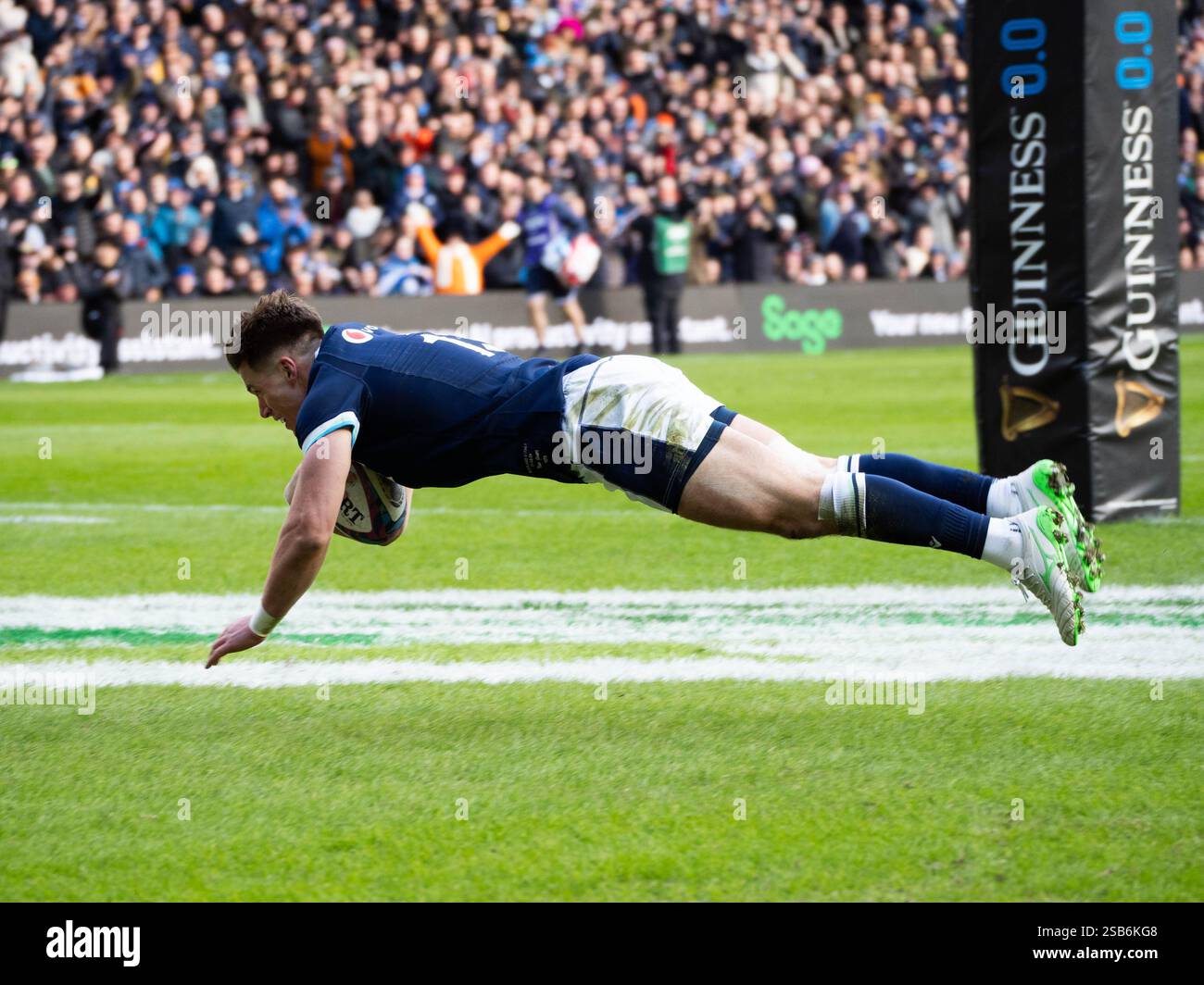 Huw Jones court pour marquer contre l'Italie dans le match de rugby Scotland vs Italy 6 Nations, Édimbourg, Écosse, 1er février 2025, crédit : Samuel Wardle/Alamy Live News Banque D'Images