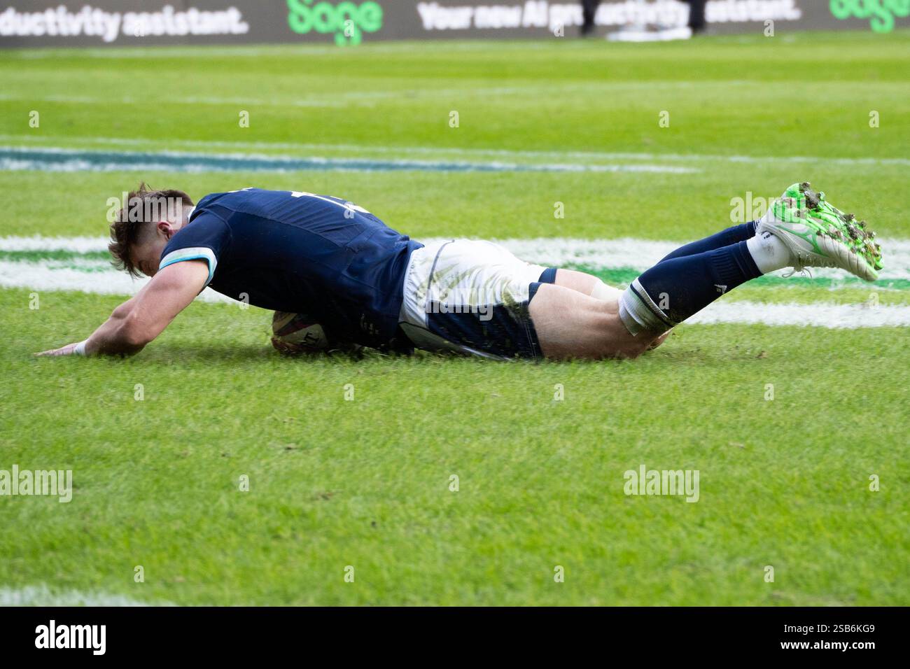 Huw Jones court pour marquer contre l'Italie dans le match de rugby Scotland vs Italy 6 Nations, Édimbourg, Écosse, 1er février 2025, crédit : Samuel Wardle/Alamy Live News Banque D'Images