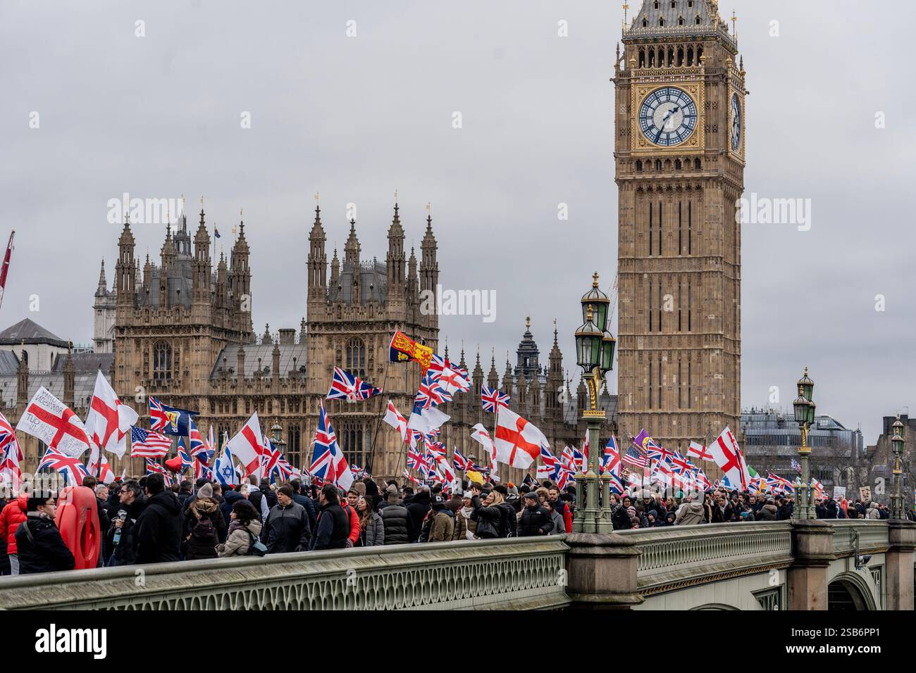 Londres, Angleterre, 1er février 2025. Des dizaines de milliers d’extrême droite ont convergé autour de Whitehall ce week-end pour protester contre l’incarcération de Tommy Robinson qui est en isolement au HMP Woodhill depuis plus de 13 semaines. L'activiste d'extrême droite Robinson a été emprisonné pendant 18 mois pour outrage au tribunal. Crédit : Lab Ky Mo / ALAMY LIVE NEWS Banque D'Images