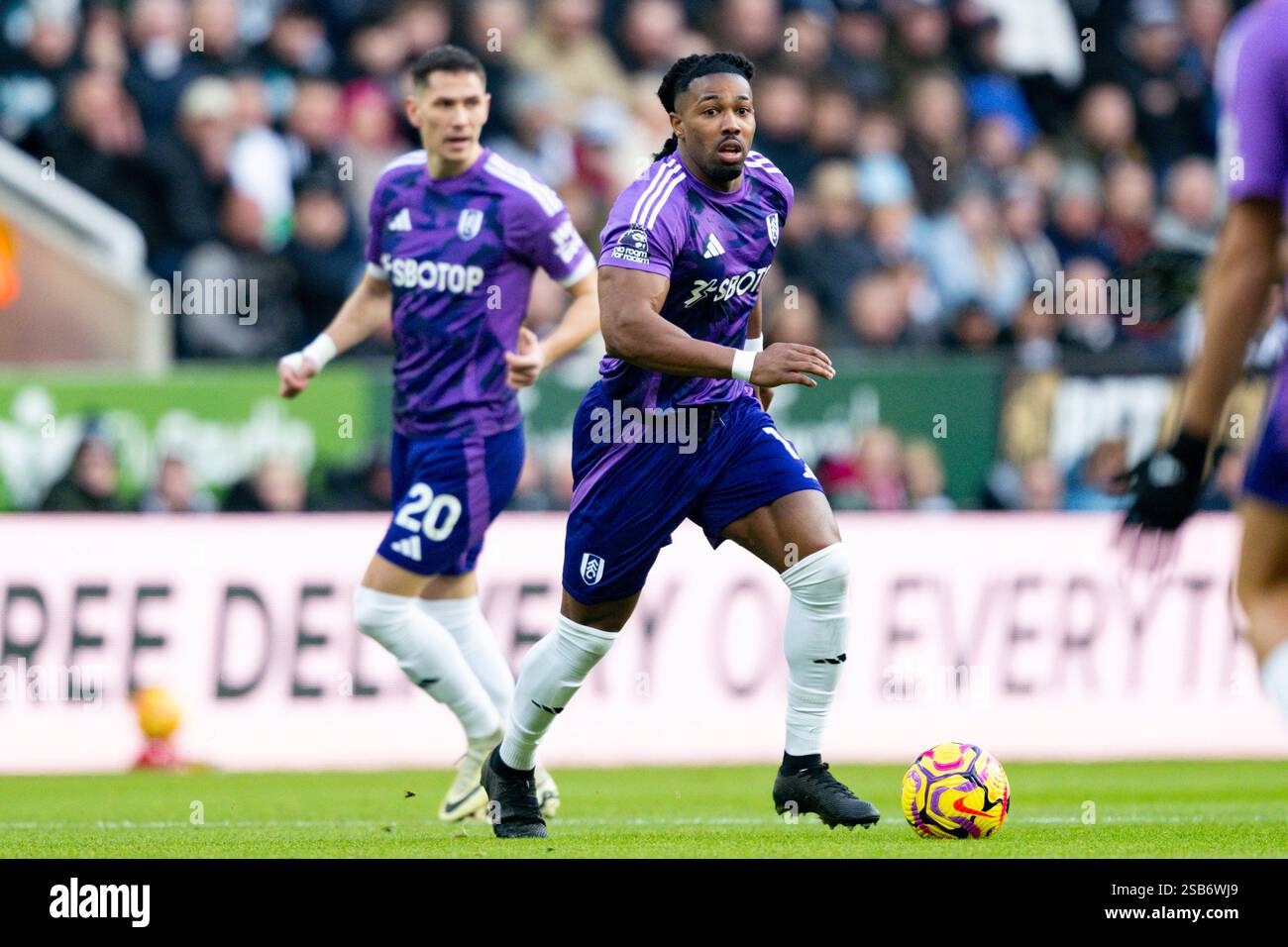 Newcastle upon Tyne, Royaume-Uni. 1er février 2025. James' Park NEWCASTLE, ENGLAND - FEBRUARY 01 : Alex Iwobi du Fulham FC court avec le ballon lors du match de premier League 2024/25 Matchweek 24 entre Newcastle United FC et Fulham FC au James' Park, le 01 février 2025 à Newcastle, Angleterre. (Richard Callis/SPP) crédit : photo de presse sportive SPP. /Alamy Live News Banque D'Images