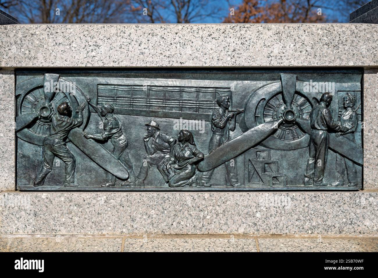 WASHINGTON DC — le bas-relief en bronze « Rosie the riveter » au Mémorial national de la seconde Guerre mondiale représente des femmes travaillant dans la construction d'avions pendant la guerre, commémorant leur rôle crucial dans la production de défense américaine. Créée par le sculpteur Ray Kaskey, cette œuvre d'art est l'un des 24 panneaux de bronze illustrant à la fois des scènes de bataille et de front de maison le long de l'entrée cérémonielle du mémorial. Le bas-relief honore les millions de femmes américaines qui ont commencé à travailler dans le secteur manufacturier pour surmonter les graves pénuries de main-d'œuvre en temps de guerre, augmentant considérablement la production d'avions, de navires et de chars vitaux pour les Alliés Banque D'Images