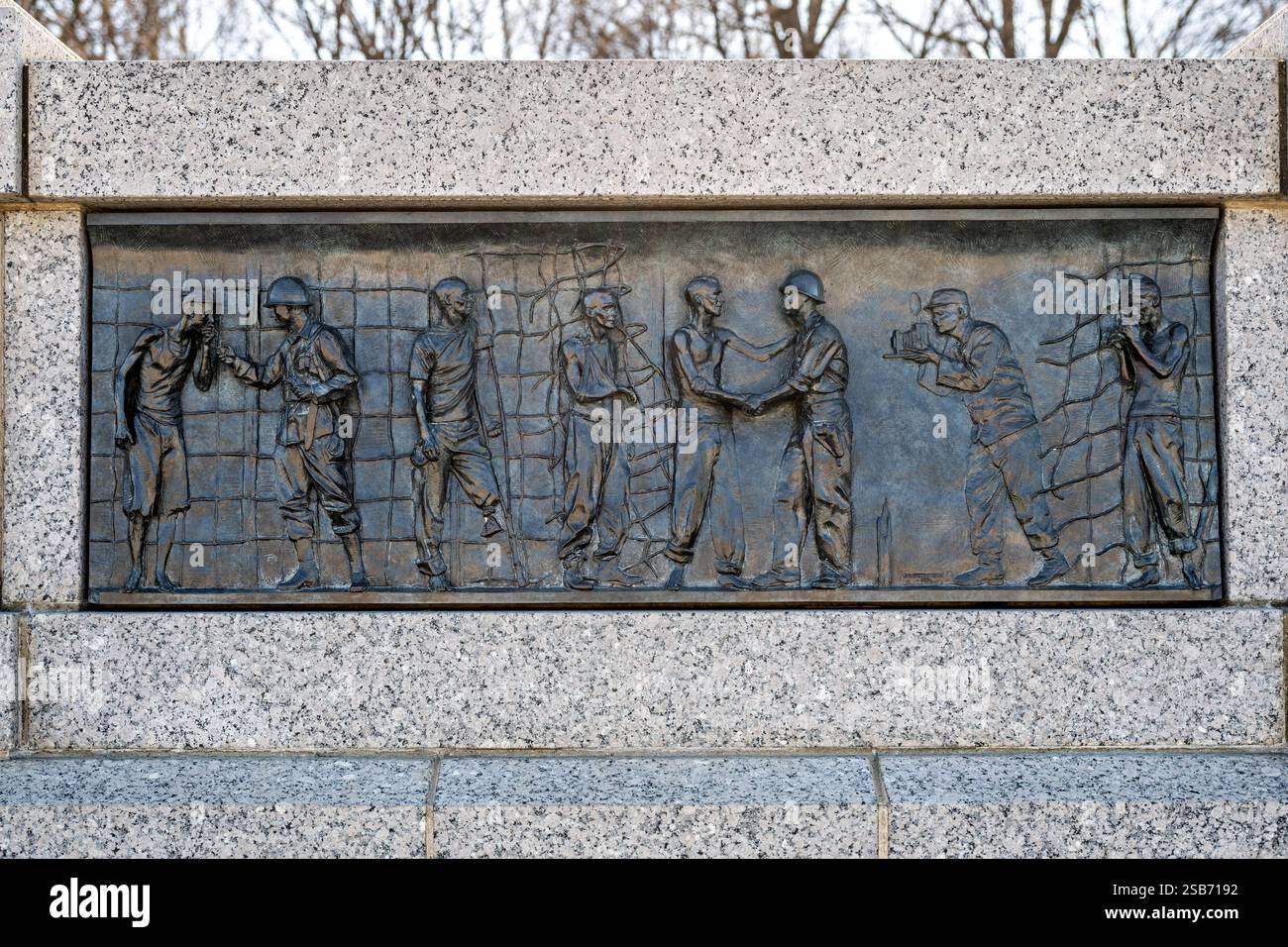 WASHINGTON DC — le bas-relief en bronze « libération » au Mémorial national de la seconde Guerre mondiale représente des prisonniers de guerre américains qui ont souffert dans des camps de prisonniers japonais pendant le théâtre Pacifique. Créée par le sculpteur Ray Kaskey, cette œuvre d'art représente les hommes et les femmes des États-Unis mal nourris et mal traités qui ont été capturés après avoir été abattus en tant que pilotes, sauvés de navires torpillés, ou faits prisonniers dans des endroits comme Bataan. Le bas-relief est l'un des 24 panneaux de bronze situés le long de l'entrée cérémonielle du mémorial, illustrant des scènes du front de mer et des champs de bataille à commémorer Banque D'Images WASHINGTON DC — le bas-relief en bronze « libération » au Mémorial national de la seconde Guerre mondiale représente des prisonniers de guerre américains qui ont souffert dans des camps de prisonniers japonais pendant le théâtre Pacifique. Créée par le sculpteur Ray Kaskey, cette œuvre d'art représente les hommes et les femmes des États-Unis mal nourris et mal traités qui ont été capturés après avoir été abattus en tant que pilotes, sauvés de navires torpillés, ou faits prisonniers dans des endroits comme Bataan. Le bas-relief est l'un des 24 panneaux de bronze situés le long de l'entrée cérémonielle du mémorial, illustrant des scènes du front de mer et des champs de bataille à commémorer Banque D'Images