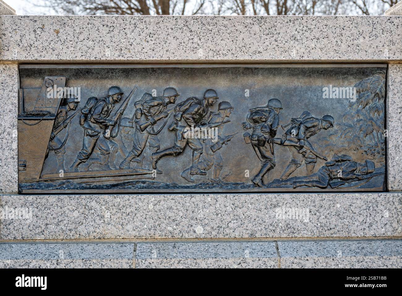 WASHINGTON DC — le bas-relief en bronze « Amphibious Landing » au Mémorial national de la seconde Guerre mondiale décrit la stratégie cruciale de saut d'île employée par les forces américaines sur le théâtre Pacifique. Créée par le sculpteur Ray Kaskey, cette œuvre d'art est l'un des 24 panneaux de bronze situés le long de l'entrée cérémonielle du mémorial qui illustrent à la fois des scènes de bataille et de front de maison de la guerre. Le bas-relief commémore les assauts amphibies qui ont été essentiels pour reprendre les territoires occupés par les Japonais dans tout le Pacifique, permettant aux forces alliées d'établir des bases aériennes et des terrains d'étape pour la suite Banque D'Images