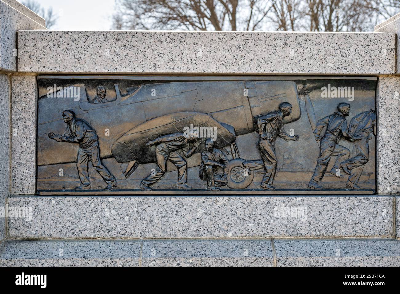 WASHINGTON DC — le bas-relief en bronze « Navy in action » au National World War II Memorial décrit la stratégie de guerre navale du théâtre Pacifique qui a évolué au cours des premiers mois de la guerre. Créée par le sculpteur Ray Kaskey, cette œuvre d'art illustre comment les porte-avions ont remplacé les cuirassés en tant que force navale dominante, permettant ainsi aux États-Unis de mener une campagne réussie d'île en île à travers le Pacifique. Le bas-relief est l'un des 24 panneaux de bronze situés le long de l'entrée cérémonielle du mémorial, plus précisément sur le côté sud qui commémore les opérations du Pacific Theater. Le monde national Wa Banque D'Images