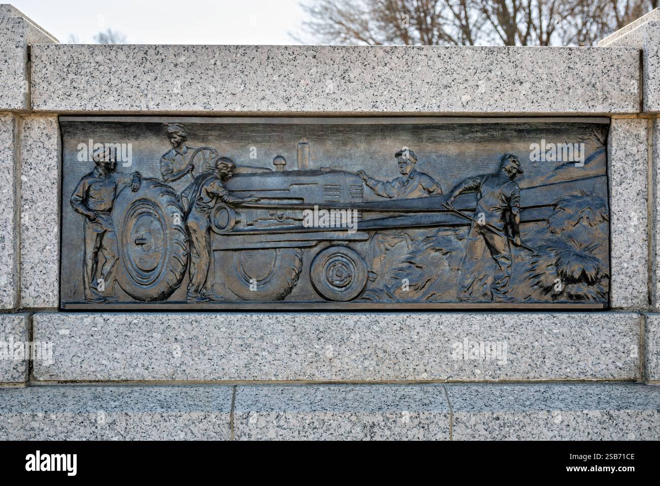 WASHINGTON DC — le bas-relief en bronze « Agriculture » du Mémorial national de la seconde Guerre mondiale décrit le rôle crucial de l'Amérique en tant que « grenier pour le monde » pendant le conflit mondial. Créée par le sculpteur Ray Kaskey, cette œuvre d'art est l'un des 24 panneaux de bronze illustrant à la fois des scènes de bataille et des contributions sur le front de maison le long de l'entrée cérémonielle du mémorial. Le soulagement représente spécifiquement la façon dont les fermes américaines, se remettant de la dépression, ont produit des approvisionnements alimentaires essentiels pour les alliés des États-Unis par le biais du programme Lend-Lease. Situé sur le côté sud de l'entrée, ce panneau fait partie du Ser Banque D'Images