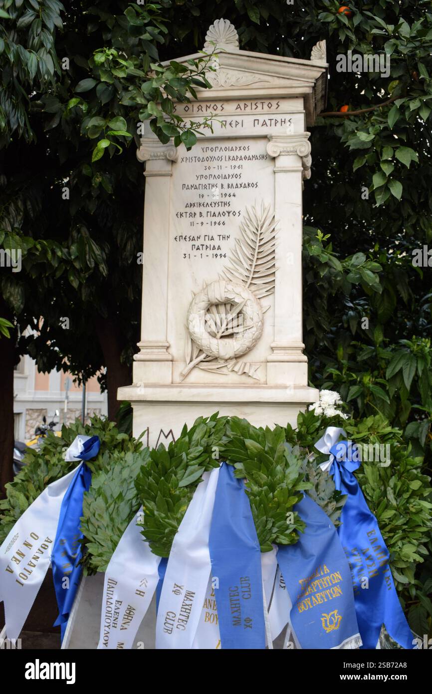 Athènes, Grèce, 31 janvier 2025. Des couronnes ont été déposées autour du monument dédié aux officiers grecs tués sur les îles Imia à l'occasion de l'anniversaire de la crise militaire d'Imia. Le 31 janvier 1996, un conflit militaire s'est produit entre les forces grecques et turques autour des petites îles d'Imia, causant la mort de trois officiers grecs. Crédit : Dimitris Aspiotis/Alamy Live News Banque D'Images
