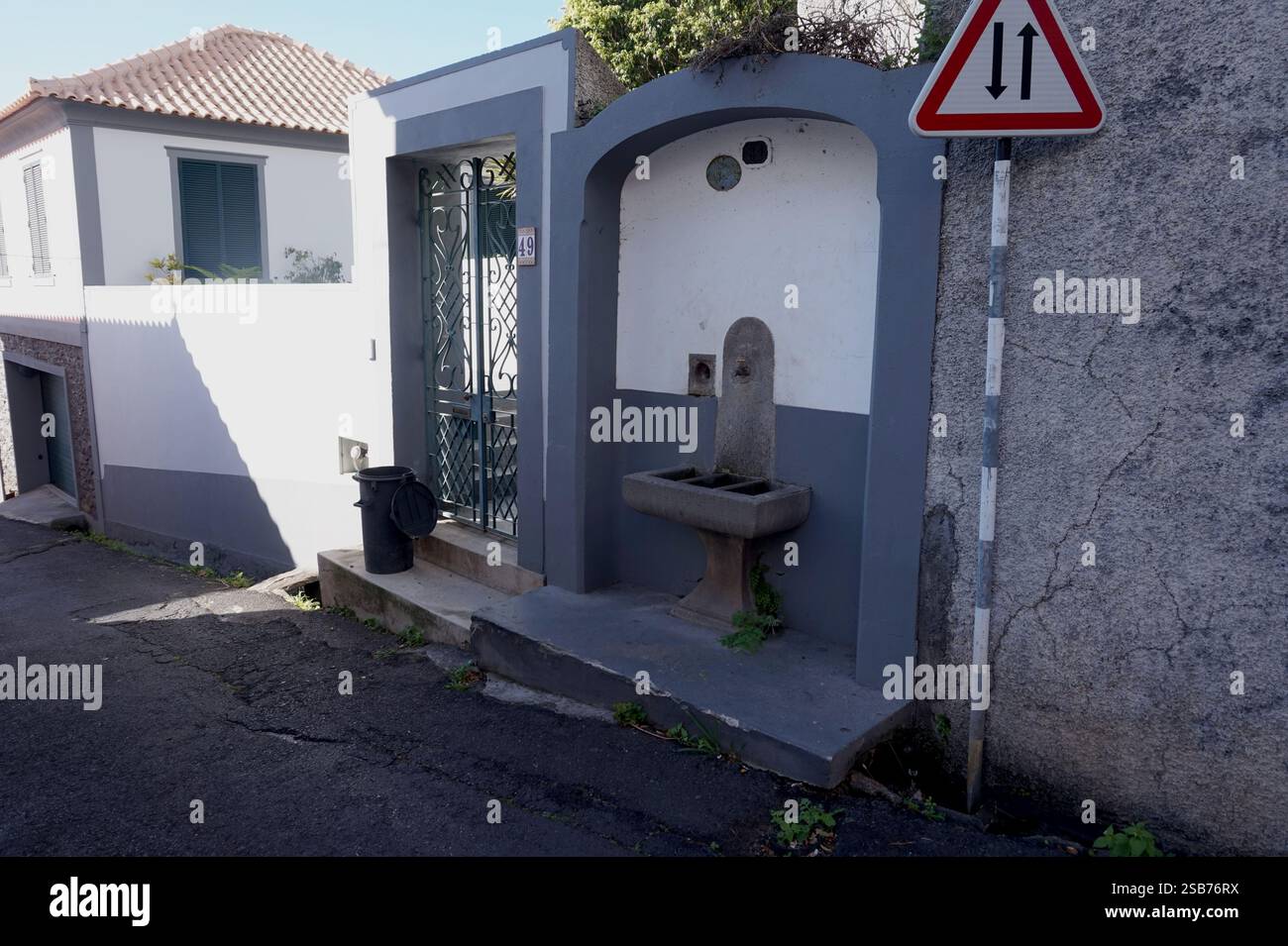 Une fontaine publique sur les rues escarpées de Funchal, Madère, Portugal Banque D'Images