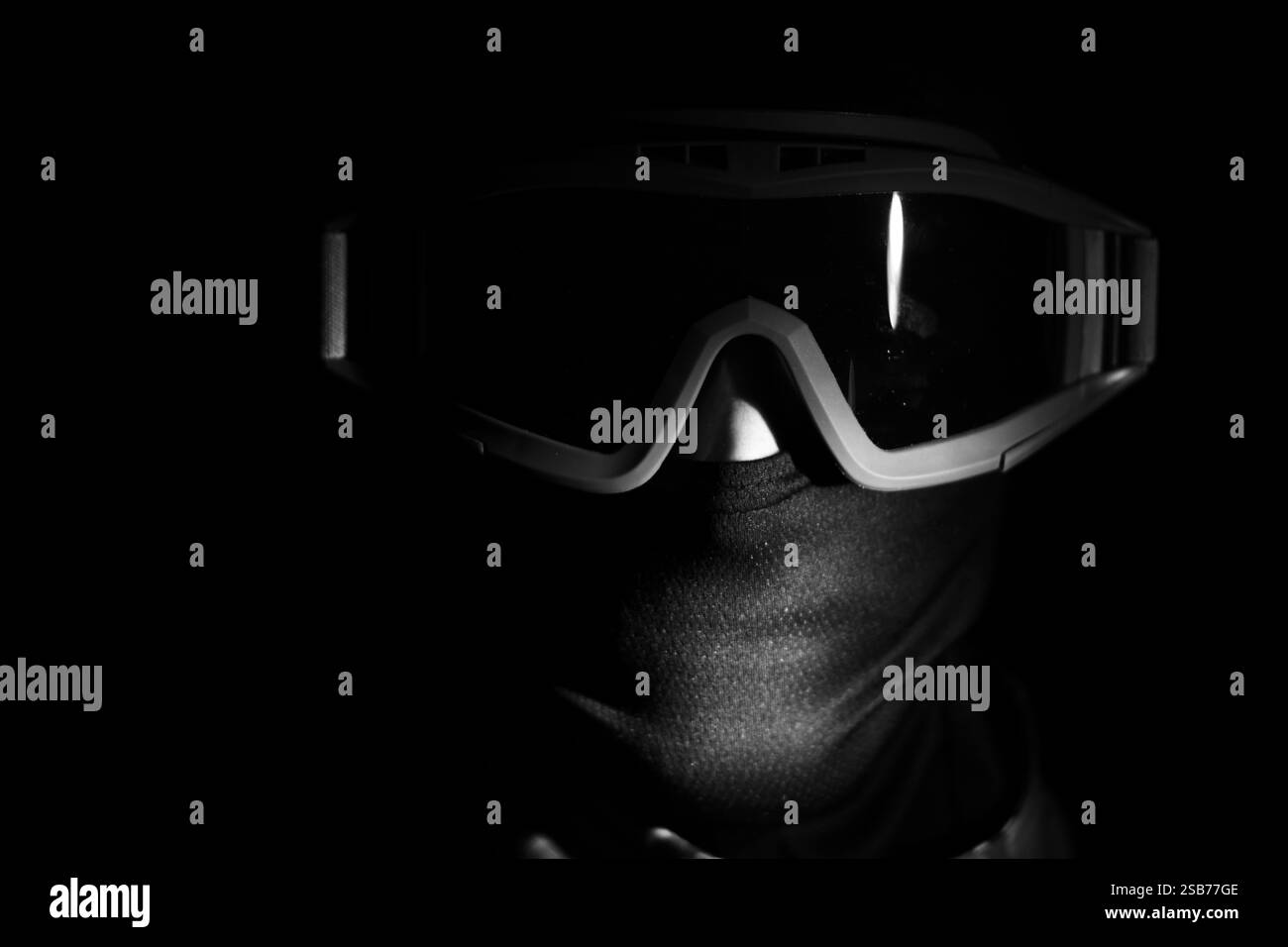 Gros plan d'une personne portant des lunettes de neige. Banque D'Images