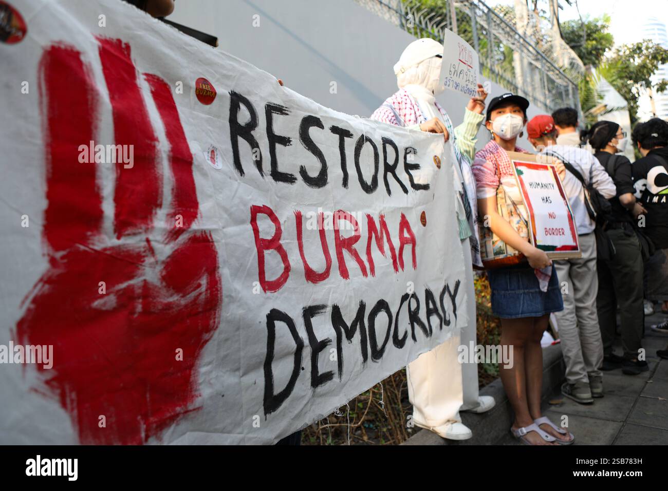 Bangkok, Thaïlande. 1er février 2025. BANGKOK, THAÏLANDE 01 février 2025 - des activistes ont organisé un événement intitulé « 4 ans de coup d’État au Myanmar, 4 ans de massacre » devant l’ambassade du Myanmar en Thaïlande. (Photo de Teera Noisakran/Sipa USA) crédit : Sipa US/Alamy Live News Banque D'Images