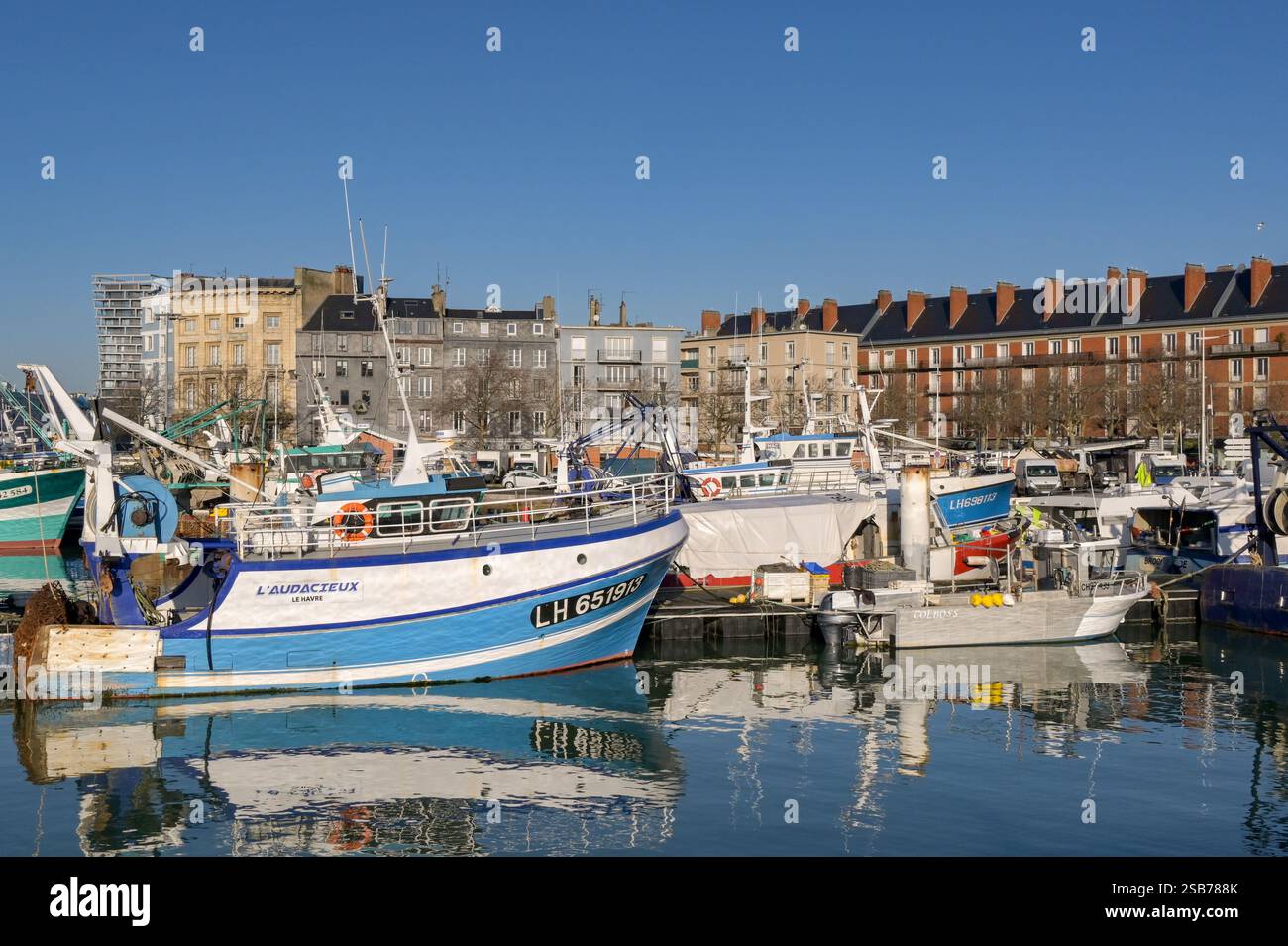 Le Havre, France - 16 janvier 2025 : bateaux de pêche au chalut dans le port du Havre Banque D'Images