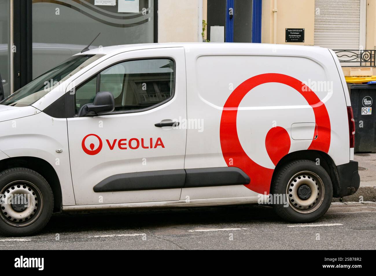 Le Havre, France, Europe - 16 janvier 2025 : vue latérale d'une camionnette utilisée par l'entreprise de gestion des déchets Veolia. Banque D'Images