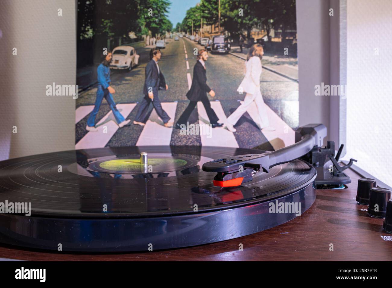 Platine tournante avec couverture du célèbre album Beatles Abbey Road en arrière-plan. Banque D'Images